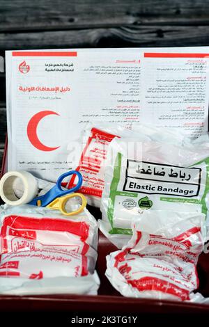 Le Caire, l'Egypte, le 24 août 2022: Trousse de premiers secours pour les véhicules obligatoire pour l'immatriculation des voitures contient un bandage élastique, coton médical, plâtre, sc Banque D'Images