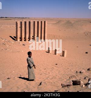 Ma'rib Yémen reste du Grand Temple de Marib (le Temple d'Awwan) montrant les huit piliers du Propylaeum Banque D'Images