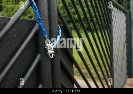 date à laquelle la porte a été verrouillée avec des cadenas et des chaînes Banque D'Images