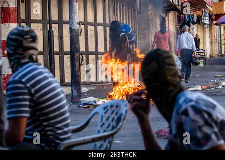 Hébron, Territoires palestiniens. 28th septembre 2022. Des manifestants palestiniens s'opposent aux forces de défense israéliennes dans la ville d'Hébron en Cisjordanie. Des manifestations et des affrontements ont éclaté en Cisjordanie à la suite du meurtre d'au moins quatre Palestiniens lors d'une opération militaire israélienne à Djénine. Crédit : Ilia Yefimovich/dpa/Alay Live News Banque D'Images