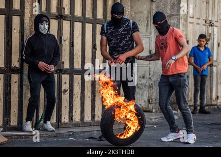 Hébron, Territoires palestiniens. 28th septembre 2022. Des manifestants palestiniens s'opposent aux forces de défense israéliennes dans la ville d'Hébron en Cisjordanie. Des manifestations et des affrontements ont éclaté en Cisjordanie à la suite du meurtre d'au moins quatre Palestiniens lors d'une opération militaire israélienne à Djénine. Crédit : Ilia Yefimovich/dpa/Alay Live News Banque D'Images