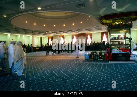 Sikh Sri Guru Singh Sabha Ardas Sangat dans la salle de prière Divan Surrey Angleterre Banque D'Images