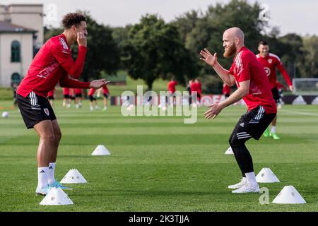 PONTYCLUN, PAYS DE GALLES - 20 SEPTEMBRE 2022 : Ethan Ampadu et Jonny Williams au pays de Galles lors d'une séance d'entraînement au complexe de vale en amont de la ligue Banque D'Images