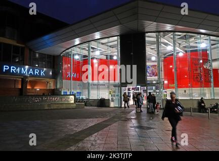 Échangeur de la gare routière de Warrington, au crépuscule avec des passagers, Cheshire, Angleterre, Royaume-Uni, WA1 1TS Banque D'Images