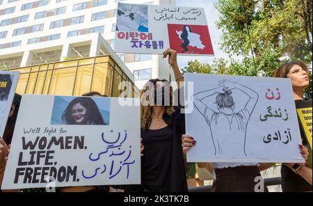 Séoul, Corée du Sud. 28th septembre 2022. Les manifestants iraniens tiennent des pancartes exprimant leur opinion lors d'un rassemblement contre la mort de l'iranien Mahsa Amini devant l'ambassade de la République islamique d'Iran à Séoul. Les manifestants iraniens ont organisé un rassemblement critiquant la forte répression du gouvernement iranien contre les manifestations locales impliquant la mort soudaine de Mahsa Amini, qui avait été arrêté à Téhéran pour avoir prétendument violé la loi stricte exigeant des femmes de couvrir leurs cheveux avec un hijab, ou un foulard, au début du mois. Crédit : SOPA Images Limited/Alamy Live News Banque D'Images