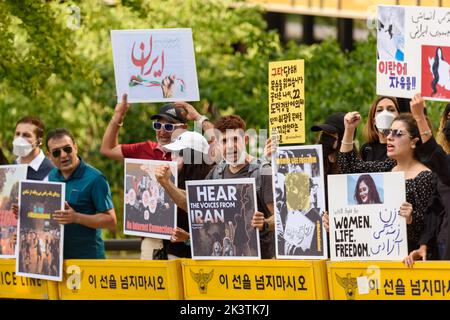 Séoul, Corée du Sud. 28th septembre 2022. Les manifestants iraniens tiennent des pancartes exprimant leur opinion lors d'un rassemblement contre la mort de l'iranien Mahsa Amini devant l'ambassade de la République islamique d'Iran à Séoul. Les manifestants iraniens ont organisé un rassemblement critiquant la forte répression du gouvernement iranien contre les manifestations locales impliquant la mort soudaine de Mahsa Amini, qui avait été arrêté à Téhéran pour avoir prétendument violé la loi stricte exigeant des femmes de couvrir leurs cheveux avec un hijab, ou un foulard, au début du mois. Crédit : SOPA Images Limited/Alamy Live News Banque D'Images