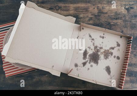 vue en haut des boîtes de livraison de pizzas en carton coloré vides sur une table en bois rustique Banque D'Images