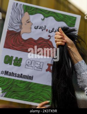 Séoul, Corée du Sud. 28th septembre 2022. Une manifestante iranienne tient des morceaux de ses cheveux coupés lors d'un rassemblement contre la mort de l'iranien Mahsa Amini devant l'ambassade de la République islamique d'Iran à Séoul. Les manifestants iraniens ont organisé un rassemblement critiquant la forte répression du gouvernement iranien contre les manifestations locales impliquant la mort soudaine de Mahsa Amini, qui avait été arrêté à Téhéran pour avoir prétendument violé la loi stricte exigeant des femmes de couvrir leurs cheveux avec un hijab, ou un foulard, au début du mois. Crédit : SOPA Images Limited/Alamy Live News Banque D'Images