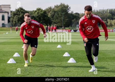 PONTYCLUN, PAYS DE GALLES - 20 SEPTEMBRE 2022 : Rhys Norrington-Davies du pays de Galles et Brennan Johnson du pays de Galles lors d'une session de formation à la station balnéaire de vale en amont Banque D'Images