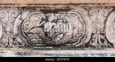 Ancien stuc de bas-relief de la demi-femme mythologique demi-poisson créature sur hor trai bibliothèque, temple bouddhiste Wat Phra Singh, Chiang Mai, Thaïlande Banque D'Images