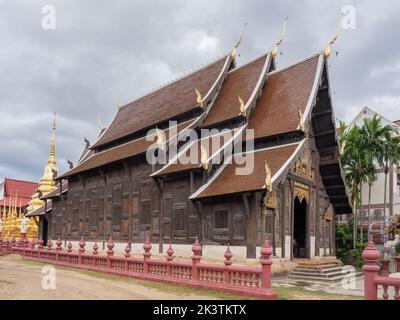 Vue latérale de l'ancien temple bouddhiste Wat Phan Tao en bois avec stupa d'or, Chiang Mai, Thaïlande Banque D'Images