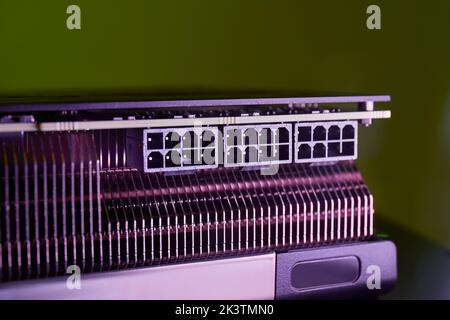 Carte graphique avec de nombreux connecteurs d'alimentation à 8 broches Banque D'Images