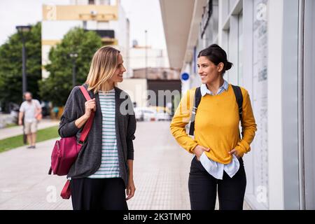 Deux bonnes femmes qui vont faire du shopping à la fenêtre Banque D'Images