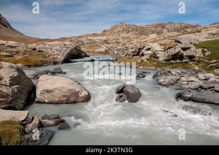 Pont romain voûté au-dessus de la rivière la Reculaz, Plan des Evettes, haute-Maurienne, chaîne de montagnes Vanoise, Bonneval-sur-Arc, Savoie (73), Auvergne-Rhon Banque D'Images