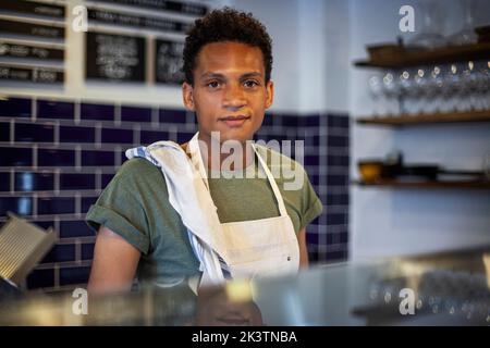Employé d'un magasin d'alimentation d'Amérique latine regardant la caméra Banque D'Images