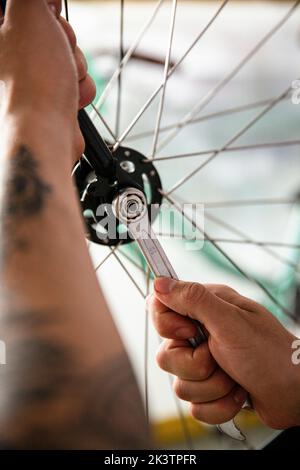Gros plan de la roue de réglage mécanique de vélo avec une clé Banque D'Images