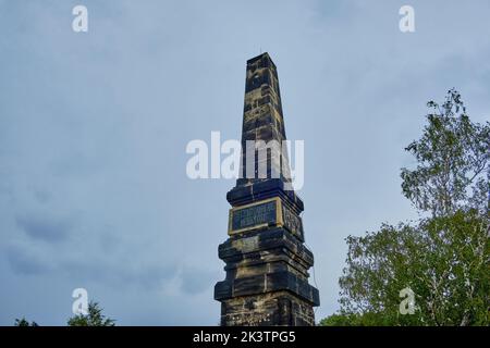 Ce que l'on appelle l'Obélisque de Wettin sur la montagne de Lilienstein pour célébrer le 800th anniversaire de la Maison de Wettin en 1889, Suisse saxonne Allemagne. Banque D'Images