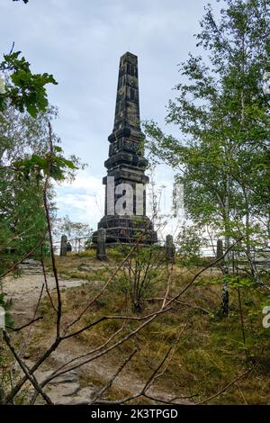 Ce que l'on appelle l'Obélisque de Wettin sur la montagne de Lilienstein pour célébrer le 800th anniversaire de la Maison de Wettin en 1889, Suisse saxonne Allemagne. Banque D'Images