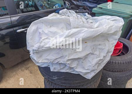 Sécurité en cas d'accident de la route avec airbag frontal ouvert dégonflé Banque D'Images