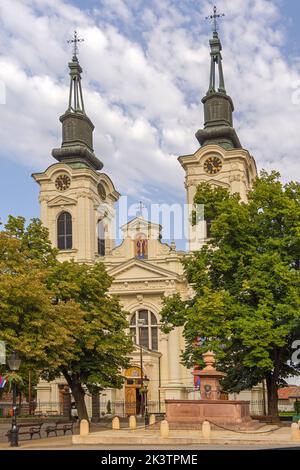 Fontaine des quatre Lions et Église orthodoxe serbe sur la place de la ville de Sremski Karlovci Banque D'Images