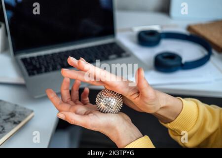 Massage des mains acupuncture Su Jok ball pour les mains et les doigts. Sujok, su jok, su-jok massage thérapeutique chinois traditionnel. Traitement de la douleur Sujok Banque D'Images