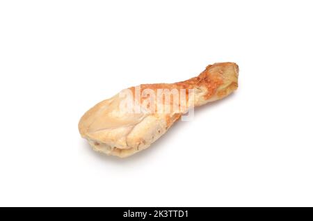 Un seul pilon de poulet cuit isolé sur fond blanc découpé Banque D'Images