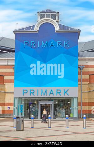 Le client entre dans le magasin de vêtements de détail Primark au-delà des bornes de sécurité dans les centres commerciaux de Lakeside à l'ouest Thurrock Essex, Angleterre, Royaume-Uni Banque D'Images