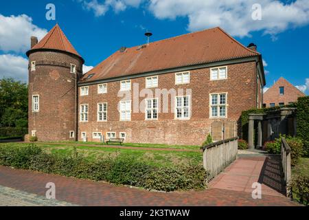 Allemagne, Velen, Bocholter AA, Hohe Mark Westmuensterland nature Park, Muensterland, Westphalie, Rhénanie-du-Nord-Westphalie, NRW, Velen-Ramsdorf, château de Ramsdorf, bâtiment en briques, tour du château, tour circulaire Banque D'Images