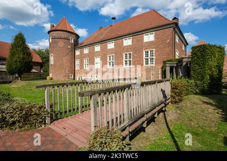 Allemagne, Velen, Bocholter AA, Hohe Mark Westmuensterland nature Park, Muensterland, Westphalie, Rhénanie-du-Nord-Westphalie, NRW, Velen-Ramsdorf, château de Ramsdorf, bâtiment en briques, tour du château, tour circulaire Banque D'Images