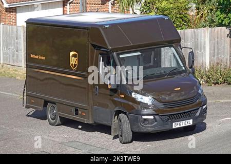 United Parcel Service fait le plein d'une multinationale américaine spécialisée dans l'expédition et la réception d'une fourgonnette brune après la livraison de colis dans le village résidentiel d'Essex, en Angleterre, au Royaume-Uni Banque D'Images