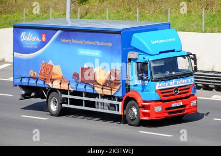 Vue latérale et avant Lenham transport business Mercedes camion publicité sur les côtés souples de rideau sider pour les biscuits Bahsen conduisant la route d'autoroute britannique Banque D'Images