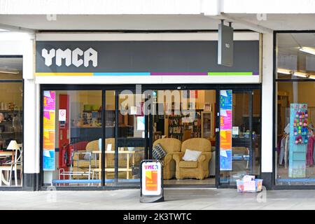 YMCA Young Men's Christian Association collecte de fonds boutique de charité vend des produits nationaux donnés centre commercial extérieur à Witham Essex, Angleterre Banque D'Images