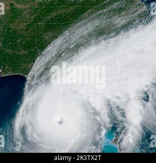 MODIS NOAA, orbite terrestre. 28th septembre 2022. MODIS NOAA, ORBITE TERRESTRE. 28 septembre 2022. Vue de la fin de la matinée de l'ouragan Ian qui se rapproche de la région de Port Charlotte sur la côte ouest de la Floride comme une tempête dangereuse de catégorie 4, vue du satellite GEOS NOAA, 28 septembre 2022 dans l'orbite terrestre. Crédit : GEOS NOAA/NOAA/Alay Live News Banque D'Images