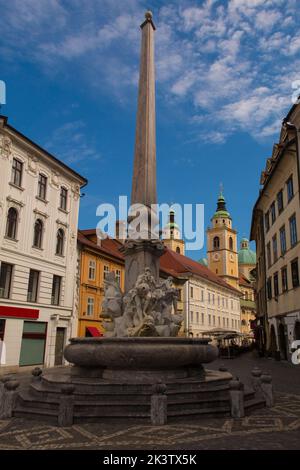 Fontaine de Robba sur la place de la ville ou Mestni Trg dans le centre de Ljubljana. Appelée Robbov Vodnjak en slovène, la cathédrale est en arrière-plan Banque D'Images