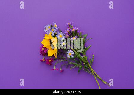 Arrangement de fleurs d'automne fond violet. Bouquet de fleurs d'automne lumineuses vue de dessus. Carte de vœux verticale créative. La mise en page pour la conception de Banque D'Images