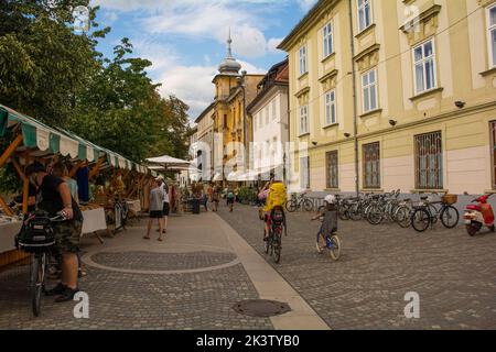 Ljubljana, Slovénie - 3 septembre 2022. Un marché de rue dans une route piétonne du centre de Ljubljana, en Slovénie Banque D'Images