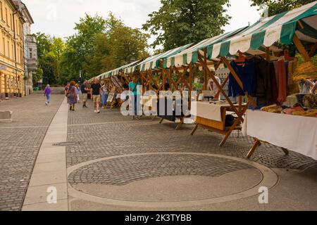 Ljubljana, Slovénie - 3 septembre 2022. Un marché de rue dans une route piétonne du centre de Ljubljana, en Slovénie Banque D'Images