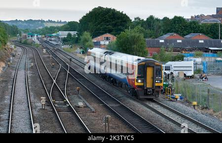 Le 26 juin 2022, la classe 158 158862 part de Chesterfield sur le service 18:26 de Peterborough à destination de Manchester Piccadilly. Banque D'Images