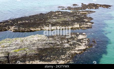 Un récif océanique. Grands rochers dans la mer, vue de dessus. Rochers de mer dans l'océan Atlantique nord. Banque D'Images
