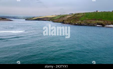 Belle eau de mer. Baie de Clonakilty, la côte sud de l'Irlande. Paysage de bord de mer par une journée nuageux. Nature de l'Europe du Nord. Banque D'Images