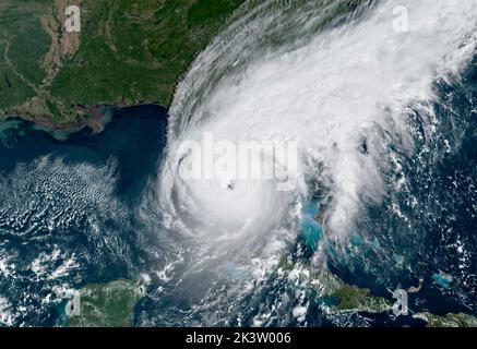 NASA Eosdis, orbite de la Terre. 28th septembre 2022. NASA EOSDIS, ORBITE TERRESTRE. 28 septembre 2022. Vue de l'ouragan Ian comme le mur des yeux arrive à terre à fort Meyers Floride sur la côte ouest de la Floride comme une tempête dangereuse de catégorie 4 comme vu du satellite de la NASA EOSDIS, 28 septembre 2022 dans l'orbite de la Terre. Credit: EOSDIS/NASA/Alay Live News Banque D'Images