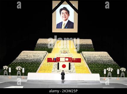 Tokyo, Japon. 27th septembre 2022. Le Premier ministre japonais Fumio Kishida rend hommage lors de la funérailles d'État pour feu le Premier ministre Shinzo Abe au Nippon Budoka, à 27 septembre 2022, à Tokyo, au Japon. Crédit : Premier ministre Japon/Cabinet du Premier ministre japonais/Alamy Live News Banque D'Images