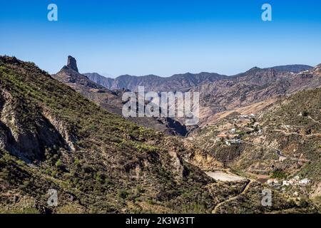 Vallée de Tejeda à Gran Canaria, Espagne. Montagnes de la partie centrale de l'île, randonnée le long du Barranco de Tejeda, formation rocheuse Roque Bentyg Banque D'Images