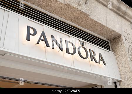 Coruna, Espagne; 23 septembre 2022: Panneau Pandora sur la façade Banque D'Images