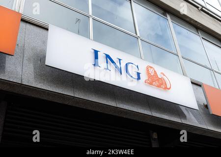 Coruna, Espagne; 23 septembre 2022: PANNEAU DE la banque ING sur la façade du bâtiment Banque D'Images