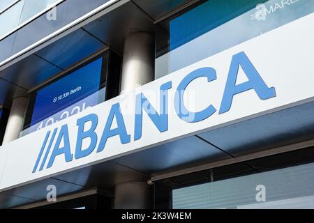 Coruna, Espagne; 23 septembre 2022: Panneau de la banque Abanca sur la façade du bâtiment Banque D'Images