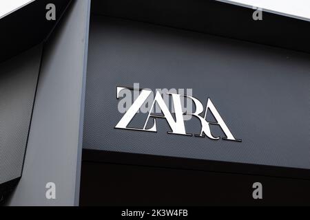 Coruna, Espagne; 23 septembre 2022: Nouvelle affiche Zara sur la façade Banque D'Images