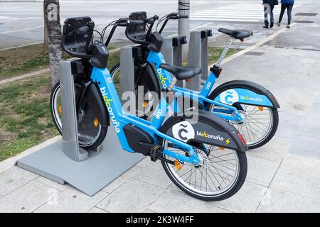 Coruna, Espagne; 23 septembre 2022: Vélos électriques garés à la station de location dans un parc de la ville de Coruna Banque D'Images