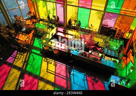 MONTRÉAL, CANADA -14 SEP 2022- vue des panneaux de verre colorés sur le Palais des Congrès et le centre d'exposition de Montréal, Canada. Banque D'Images