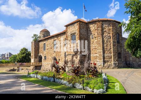 Parterres fleuris devant le château de Colchester un château normand construit sur des ruines romaines dans le parc du château de Colchester Essex Angleterre GB Europe Banque D'Images